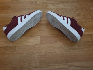 Zapatillas Adidas Burdeos y Blancas