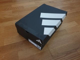 Zapatillas Adidas Burdeos y Blancas