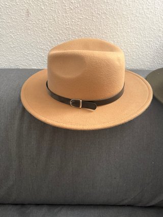 Sombrero camel ala ancha con hebilla