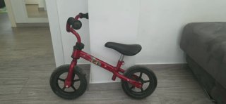 Bicicleta de equilibrio roja