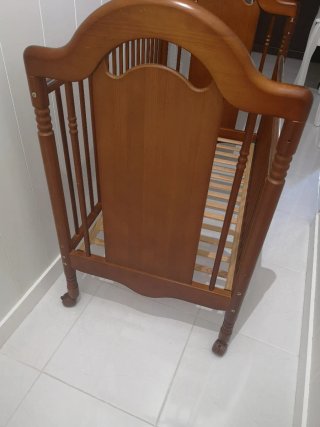 Cuna de madera con osito