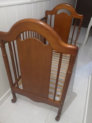 Cuna de madera con osito