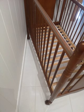 Cuna de madera con osito