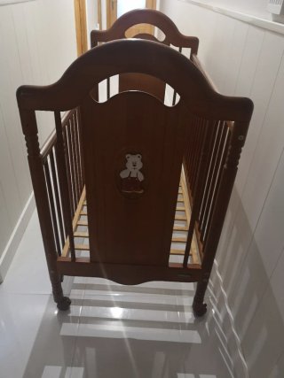 Cuna de madera con osito