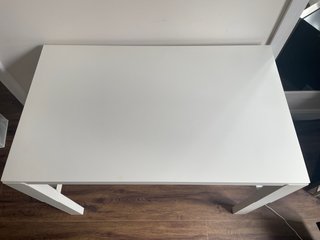 Mesa de escritorio blanca Ikea metal.