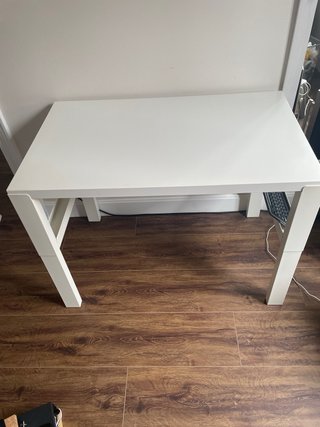 Mesa de escritorio blanca Ikea metal.