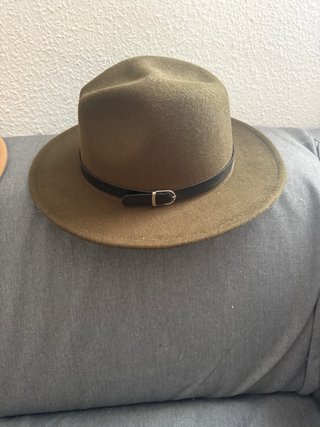 Sombrero verde ala ancha con hebilla