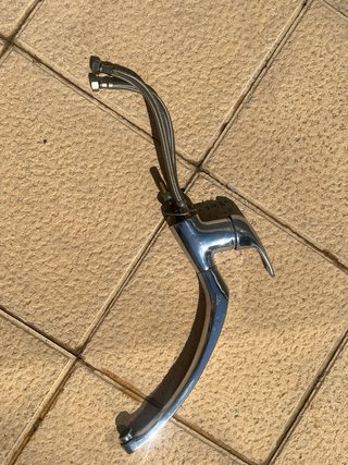Fregadero doble y grifo de metal