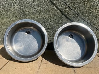 Fregadero doble y grifo de metal