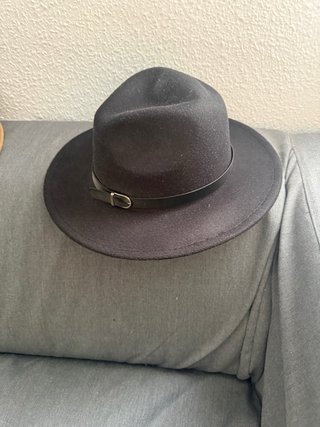 Sombrero negro ala ancha hebilla