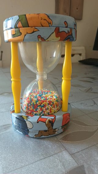 Reloj de hojalata con bolitas