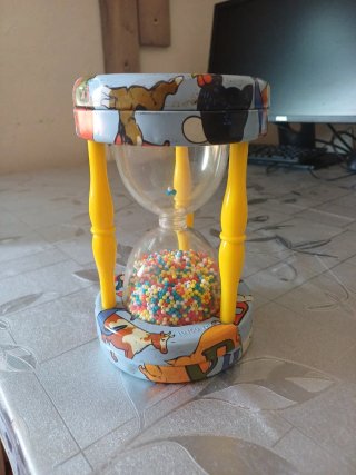 Reloj de hojalata con bolitas