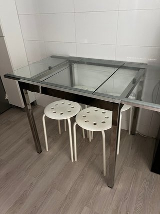 Mesa y 4 taburetes cristal y metal