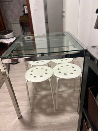 Mesa y 4 taburetes cristal y metal