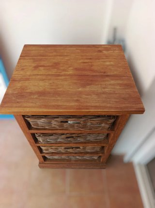 Mueble de mimbre y madera