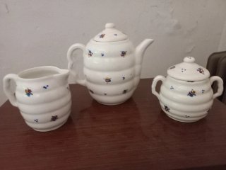 Juego de té de cerámica con flores
