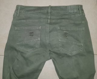 Pantalón de pitillo kaki caqui con rotos
