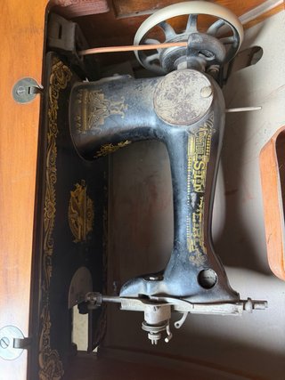 Máquina de coser Singer antigua con mueble