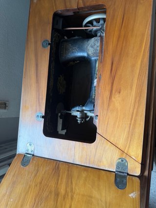 Máquina de coser Singer antigua con mueble