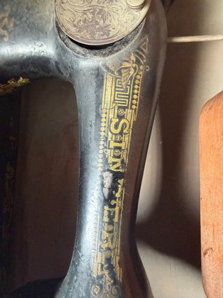 Máquina de coser Singer antigua con mueble