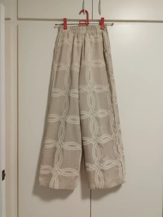 Traje pantalón y chaleco bordado mujer beige