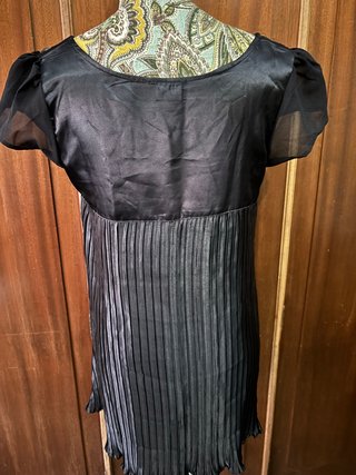 Vestido negro plisado con adornos