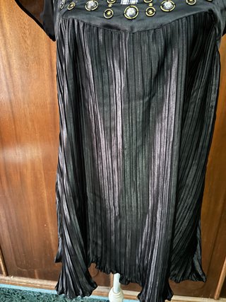 Vestido negro plisado con adornos