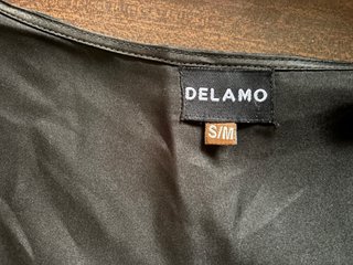 Vestido negro plisado con adornos