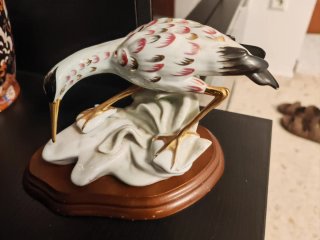 Figura Porcelana Garza Dorada Base Madera