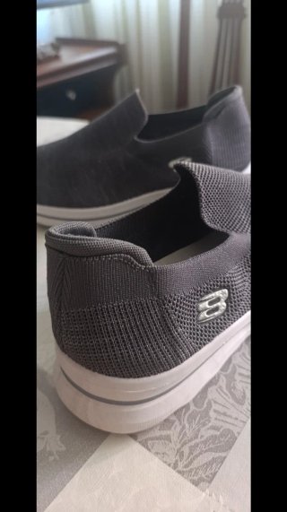 Zapatillas similar a Skechers Gris y Blanco