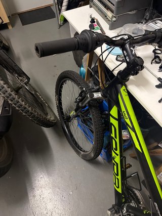 Bicicleta de montaña negra y verde