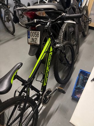 Bicicleta de montaña negra y verde