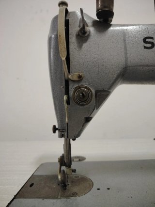 Máquina de coser SINGER.