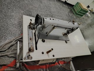 Máquina de coser SINGER.