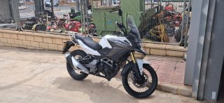 Moto Adventure Blanca y Gris