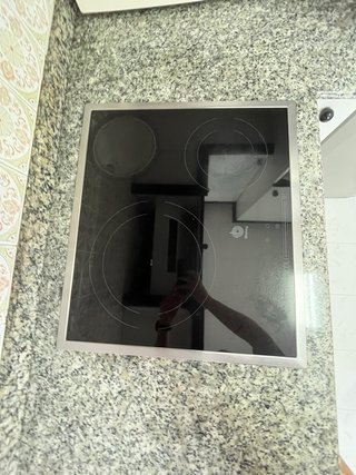 Cocina blanca y granito. Completa con electrodomes