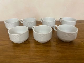 Sette tazzine eleganti