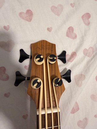 Bajo Ukelele Electroacústico