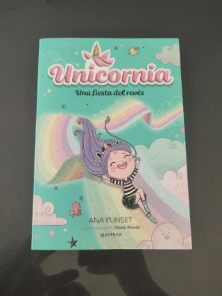 Una fiesta del revés / Unicornia: An Upside-Dow...