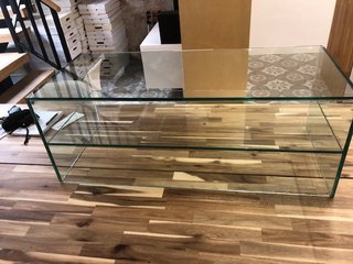 Vitrina expositora de cristal sobre mostrador