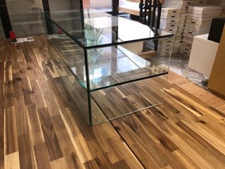 Vitrina expositora de cristal sobre mostrador
