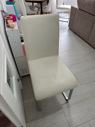 Juego de 3 sillas blancas y plateadas
