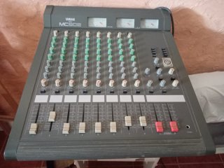 Mesa de mezclas Yamaha MC802