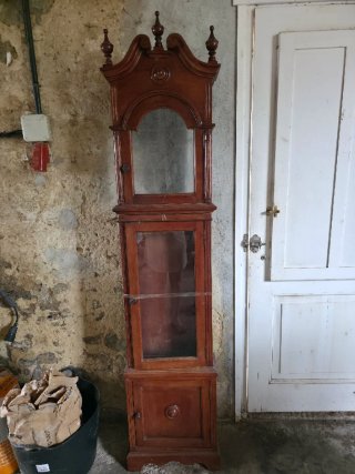 Mueble antiguo tipo reloj de madera