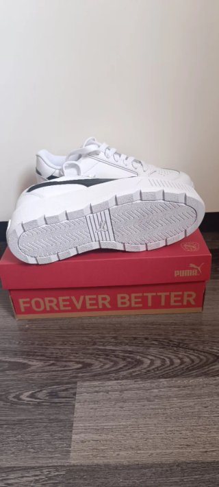 Zapatillas Puma Blancas y Negras
