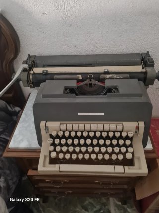 Máquina de escribir Olivetti Línea 98