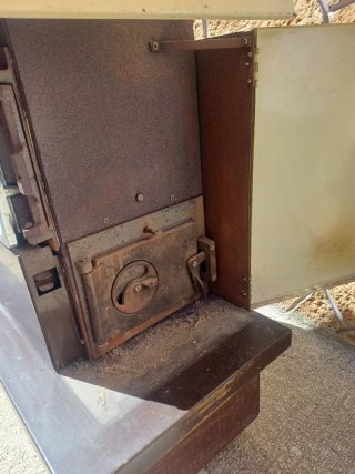 Estufa de leña con detalles decorativos