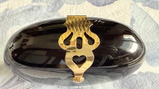 Bolso fiesta rígido negro y dorado corazón