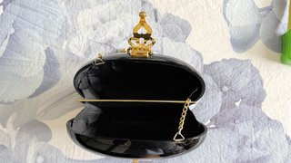 Bolso fiesta rígido negro y dorado corazón