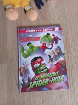 Lote Juguetes y Libro Marvel